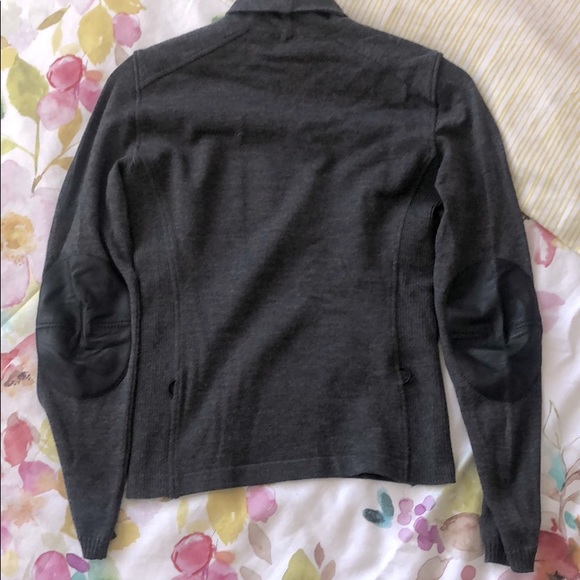 Luxurious PRADA Turtleneck  - 95% wool 😻 - Picture 4 of 11